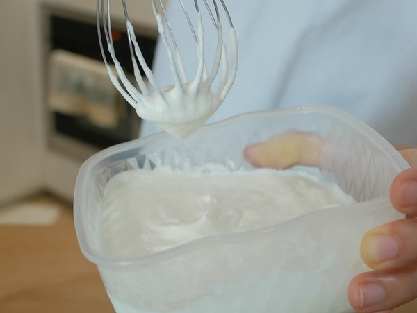 將Whipping Cream打拌，形成起「尖」的狀態，備用。