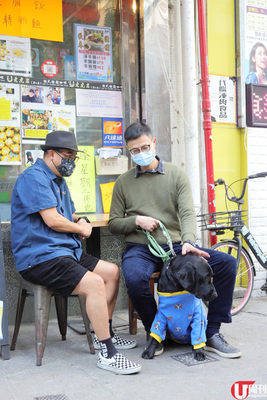 Kenneth（右）牽着的拉布拉多犬 Amigo，是從香港導盲犬服務中心領養回來，餐廳也歡迎導盲犬陪同內進。