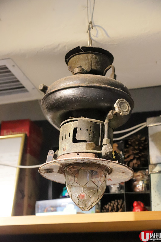 典型粉麵店格局，同時仍保留父親舊店用的燈。