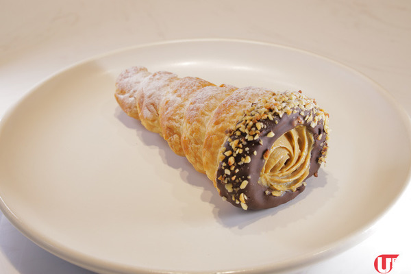 Unicorn Puff（Hazelnut）$42  酥皮筒超鬆化啖啖都充滿牛油香，餡料是濃郁的法國榛子醬加吉士，加埋蘸在酥皮邊的朱古力及榛子碎超好吃。