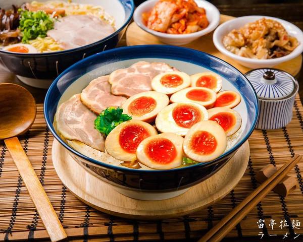 【台灣美食】台灣日式拉麵店推「狂暴膽固醇拉麵」   豚骨湯拉麵配上10個切半溏心蛋！