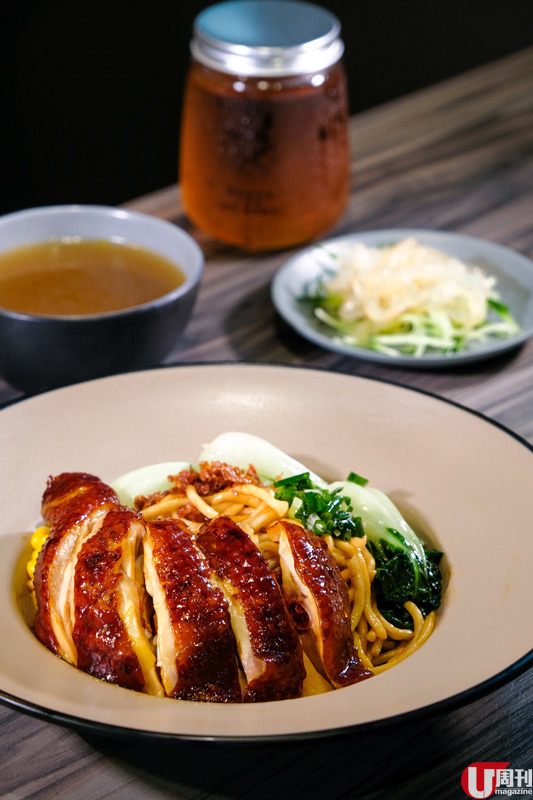 頭抽醬油雞葱油撈麵餐 $97（午市） 午餐連小食及客家黃酒雞湯，送飲品。雞皮豉油色亮澤，雞肉嫩滑。配炸香的紅葱頭、葱及南薑，下些新鮮葱與沙薑粉拌勻更香口。