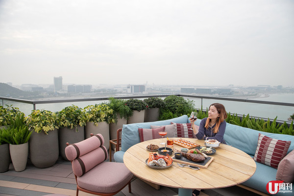 Sunday brunch buffet $688 位扒房 outdoor 露天位，有一望無際靚海景，有度假酒店 feel，好 chill！