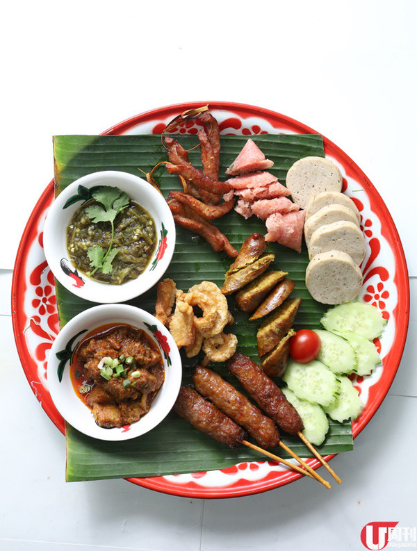  泰北拼盤 大$168 有豆姨姨泰北家人做的扎肉、香葉醃酸豬肉、以草繩圈掛着的燒豬肉條、黃薑豬肉腸、自家炸豬皮、炸豬肉串及五花肉咖喱。附上自製的泰北青辣椒醬，富有香草田園氣息的辛香。