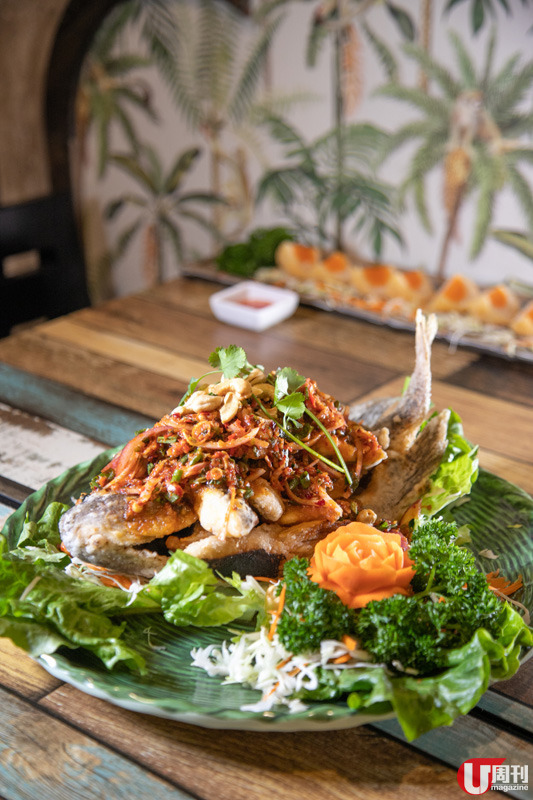  清邁酸辣飛天羅非魚 $240 黑鰂魚起肉蘸粉炸，啖啖肉；炸魚骨時逐勺淋油，令魚形呈彎曲狀。上碟時把調好味的香茅、乾葱、辣椒、辣椒膏等香料鋪上，又辣又惹味。