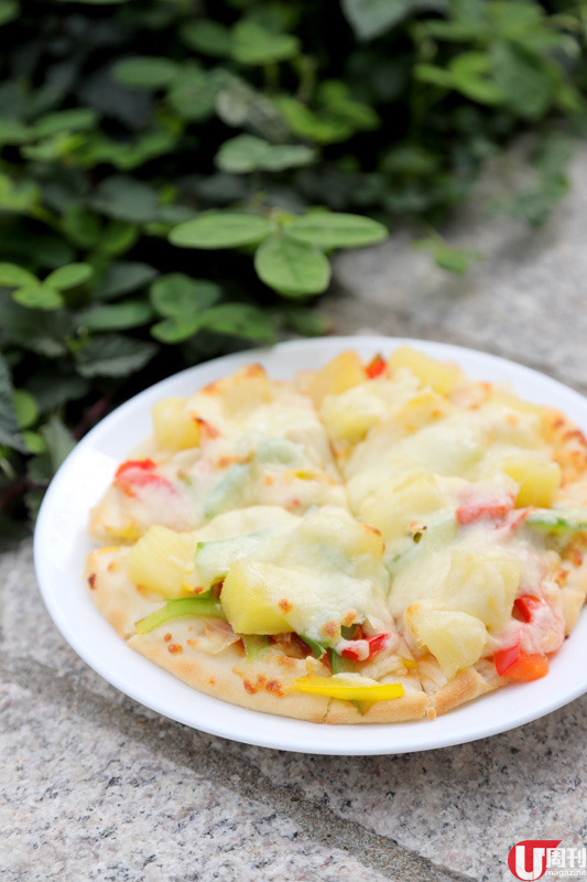 菠蘿田園有機薄餅 $40 港式 Pizza，餅底薄而香脆，芝士味濃，再加上菠蘿酸甜，更加開胃。