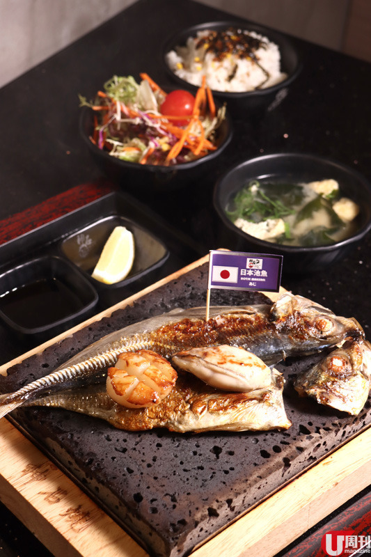 神石燒日本頂級水產組合 $99  套餐有北海道帶子、日本廣島蠔及日本池魚一條，全是日本直送，味道鮮甜。