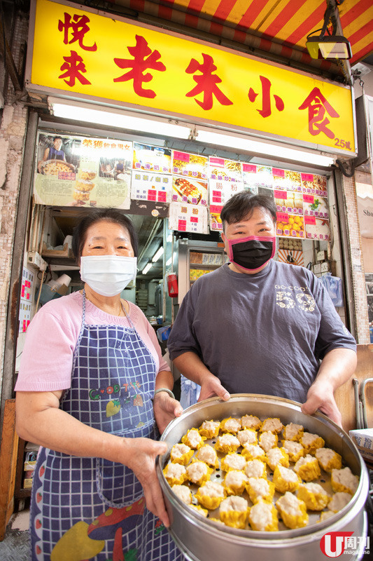 朱生和朱媽媽拍住上，堅持做返爸爸老朱的手工燒賣味道。