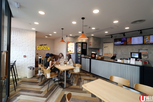 餐廳設有約 20 個座位，落地玻璃設計使室內明亮企理。