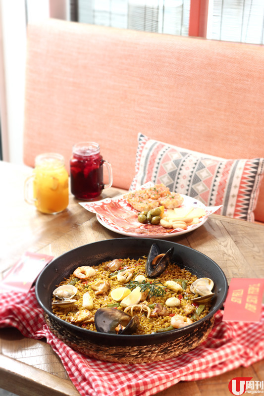 La Paloma Weekend Brunch $350 位（不設加一） 任食的西班牙雞肉及海鮮大鑊飯，西班牙米以自家熬的雞湯及龍蝦湯煮，米粒吸滿湯汁鮮味。特選伊比利亞風乾火腿及芝士拼盤包括伊比利亞風乾火腿、辣肉腸、芝士、橄欖、麵包脆粒及自製番茄蓉脆包。