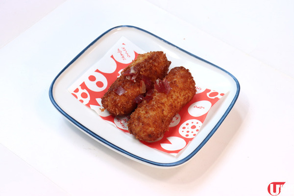 酥炸伊比利亞風乾火腿忌廉球 外層酥脆，內裏勁 creamy 又帶伊比利亞風乾火腿的鹹香。