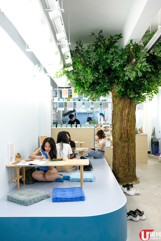  Cafe 以不同顏色的 pantone 做主題，最誇張係有棵 1:1 大樹，空間打造得空靈有氣質。
