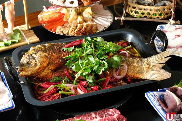 萬州烤魚湯底 湯底是四川正宗的紅湯，以 10 多種四川辣椒和香料熬成，再加老闆秘製辣醬，麻香醒胃，辣勁十足。