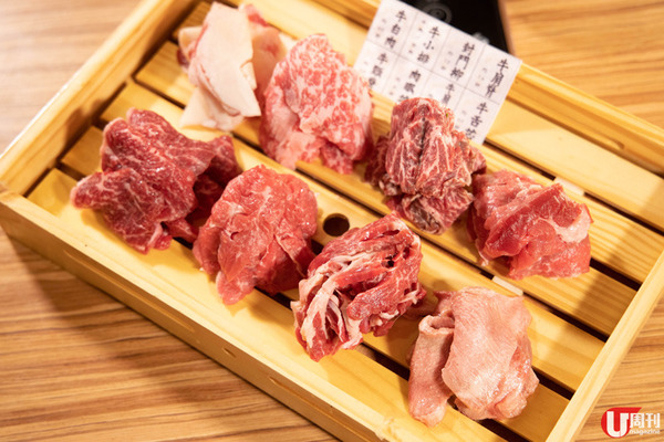 「斤斤計較」牛肉拼盤 $448 8 款足一斤的澳洲牛肉，除了有常見的部位如封門柳及牛頸脊外，亦有牛白肉（即牛胸口部位），肉質彈牙有咬口。附有提示卡註明每款牛肉的煮食時間，跟足就能灼出最佳的肉質。