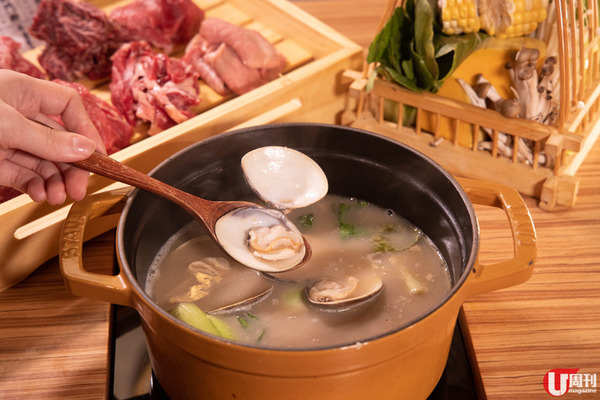 牛八大蜆胡椒湯 $138（晚餐限定） 濃豬骨湯底加入新鮮大蜆、鹹檸及胡椒，辣中帶酸，用來灼牛肉，牛味湯味互相輝映。