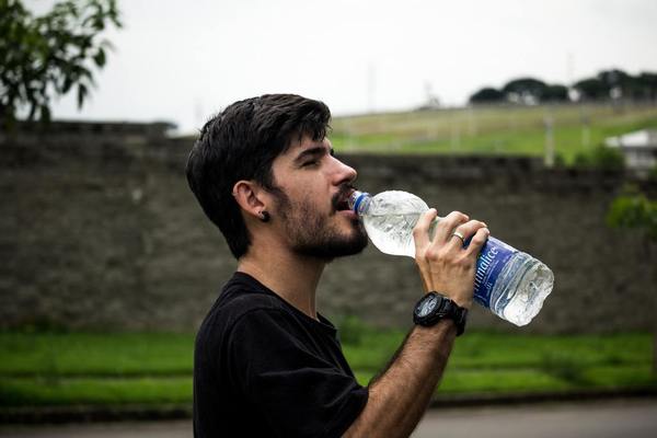 【飲水】輕度脫水可導致腦部縮細影響認知能力！　細數5個輕度脫水對身體壞影響（內附營養師推薦最佳喝水時間表）