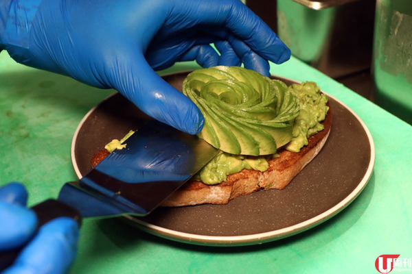 自製牛油果醬 酸種多士配水波蛋