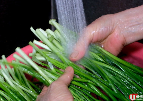 人氣餃子店老闆娘 傳授簡易包靚餃秘訣