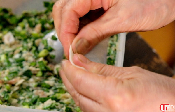 人氣餃子店老闆娘 傳授簡易包靚餃秘訣