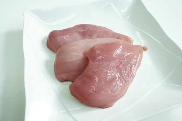 【零失敗雞胸】雞胸料理秘訣！簡單浸鹽水零失敗保持嫩滑　內有高蛋白雞胸肉食譜