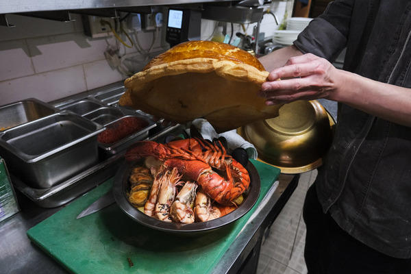 新口味盆菜 Best Picks(上) 巨型酥皮龍蝦湯盆菜 / 暖身羊腩煲盆菜 / 韓式素盆菜