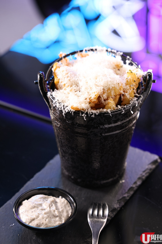 樂隊 KOLOR 深水埗開「朝啡夕酒」小店 闇黑 Night Mode 超有型 / 必飲透明雞尾酒