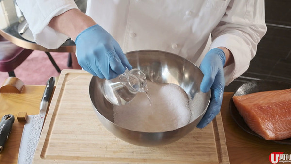 酒店大廚傳授焗三文魚&nbsp; 2 大不敗要訣 / 簡易鹽焗紙包魚食譜