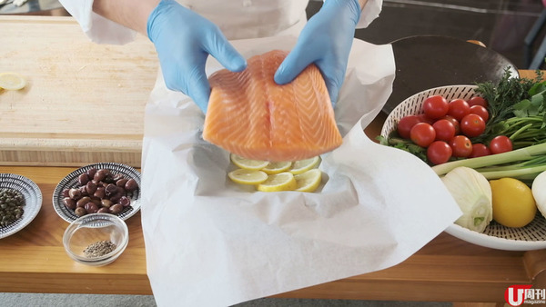 酒店大廚傳授焗三文魚&nbsp; 2 大不敗要訣 / 簡易鹽焗紙包魚食譜