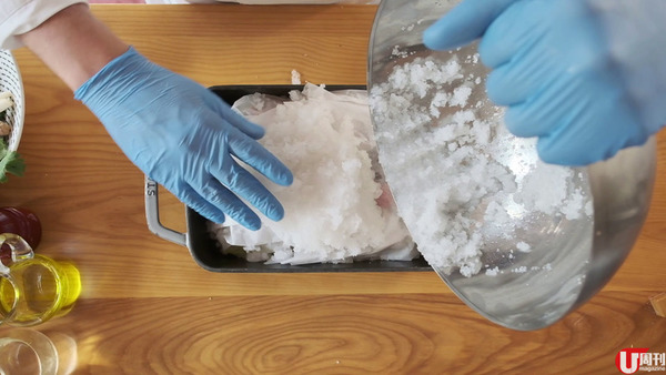 酒店大廚傳授焗三文魚&nbsp; 2 大不敗要訣 / 簡易鹽焗紙包魚食譜