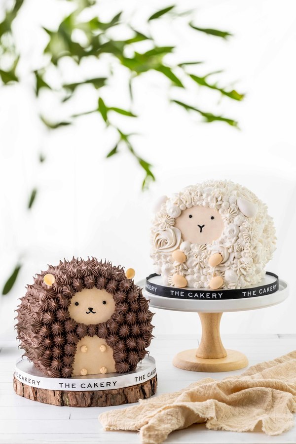本地烘焙店The Cakery推出全新健康精緻豎立式蛋糕系列   青花瓷鮮花蛋糕／金箔鮮花蛋糕／刺猬蛋糕／綿羊蛋糕