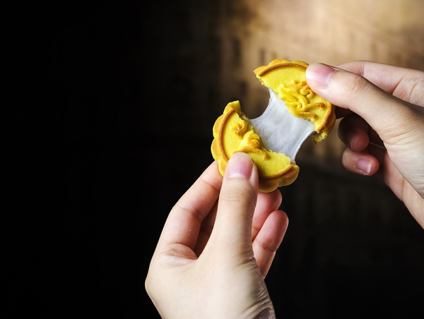 半島酒店嘉麟樓 首推麻糬月餅 / 手製麻蓉餡 + 日本牛奶麻糬