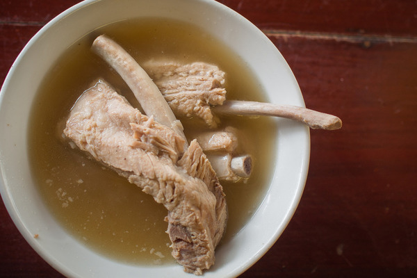 內地年輕夫妻雙雙得肝癌 醫生：燉排骨湯加1食材似服毒