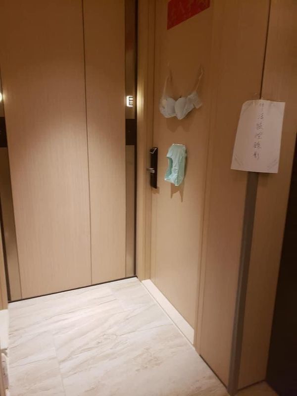 門口裝CCTV犯法？不滿對門裝防盜鏡頭 住戶掛內衣擺榴槤殼對抗 專家教3招自保