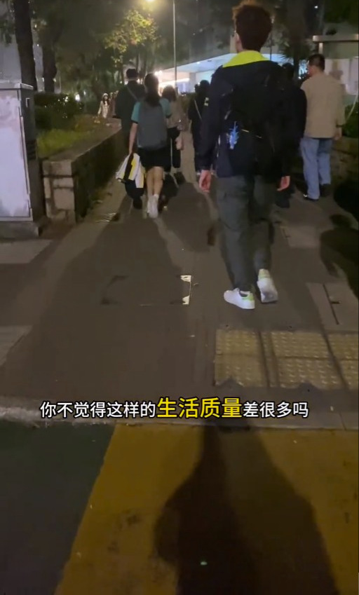 在香港駕車泊車費每小時要25元，不然就是走路。（影片截圖）