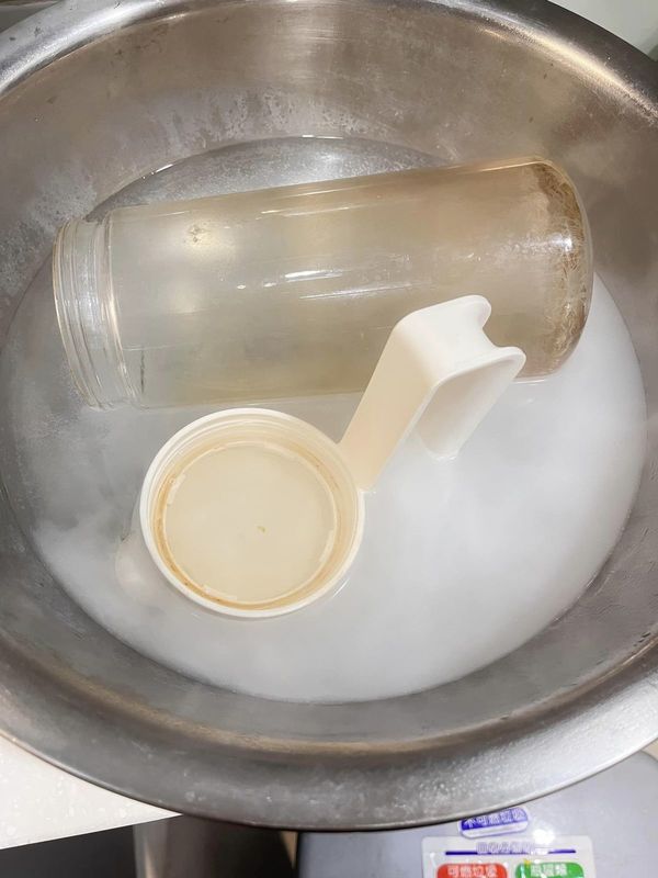 她將充滿啡色污漬的玻璃水壺放入過碳酸鈉中浸泡1小時。（Facebook「愛瑪小廚房 」圖片）