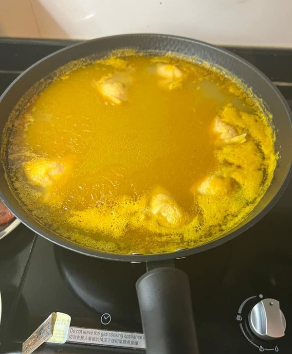 有網民指外傭曾把整包花膠雞湯倒入煲加水煮。（Facebook圖片）