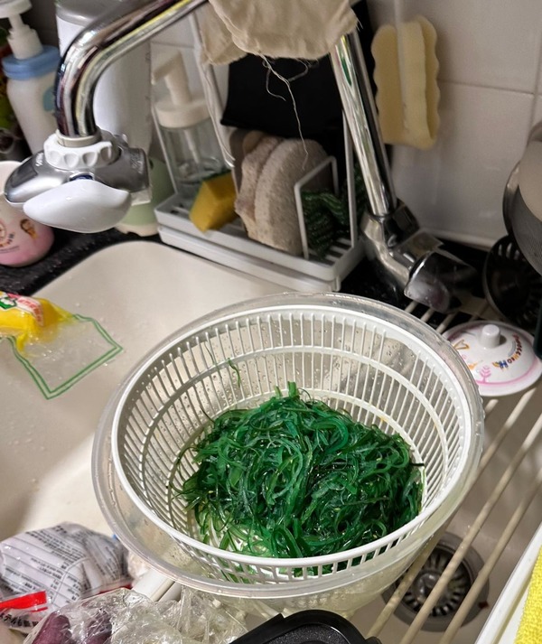 外傭把中華沙律當成一般蔬菜，拿到廚房鋅盆放入筲箕沖洗。（Facebook圖片）