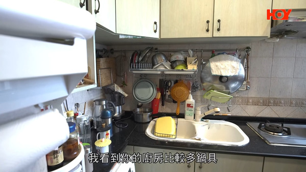 她建議增加廚房收納地方例如層架和抽屜以擺放鍋具。（影片截圖）