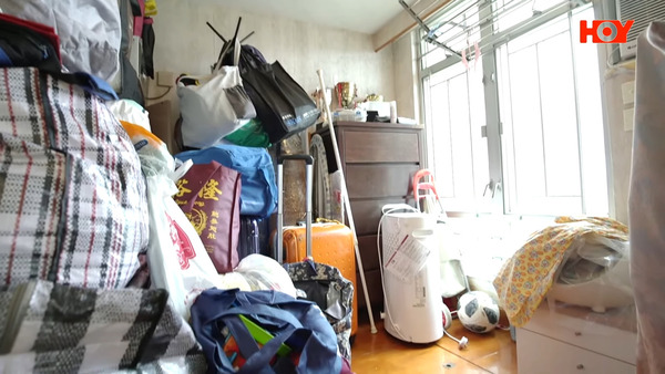 多年來買了很多物品如行李箱、電器，全都堆在細房內。（影片截圖）