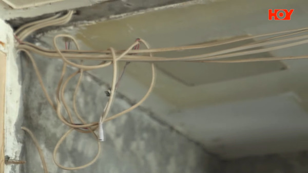 拆牆時發現以前的電線都是採用「撻線」做法。（影片截圖）