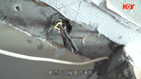 拆牆時發現以前的電線都是採用「撻線」做法。（影片截圖）