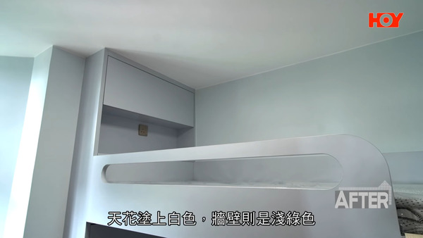 雙層床有床頭櫃擺放物品。（影片截圖）