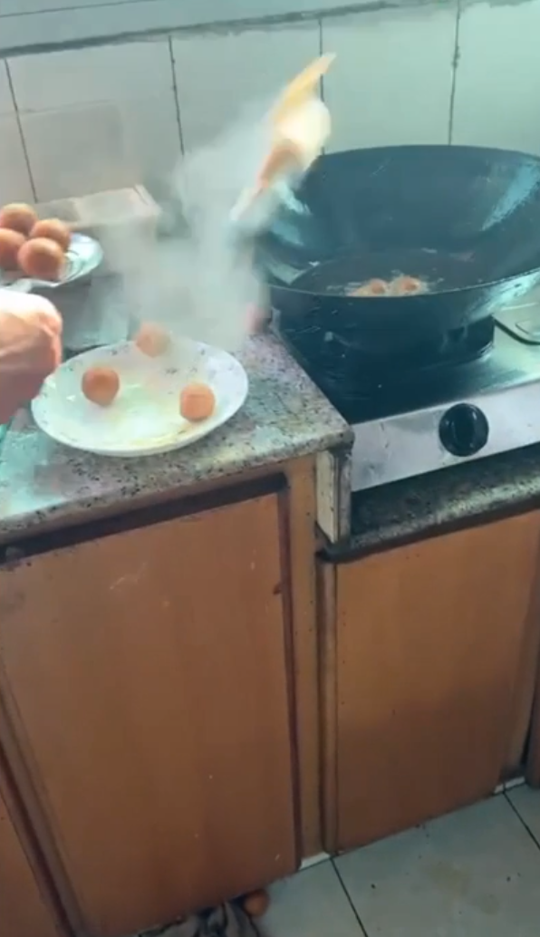 高溫番薯蛋接連「爆炸」，爆上半空儼如「放煙花」。（影片截圖）