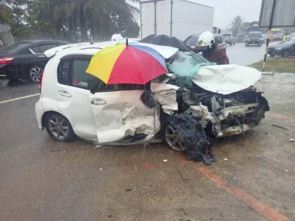 事發後，一家5口所乘坐的私家車右邊車頭嚴重損毀。（網上圖片）