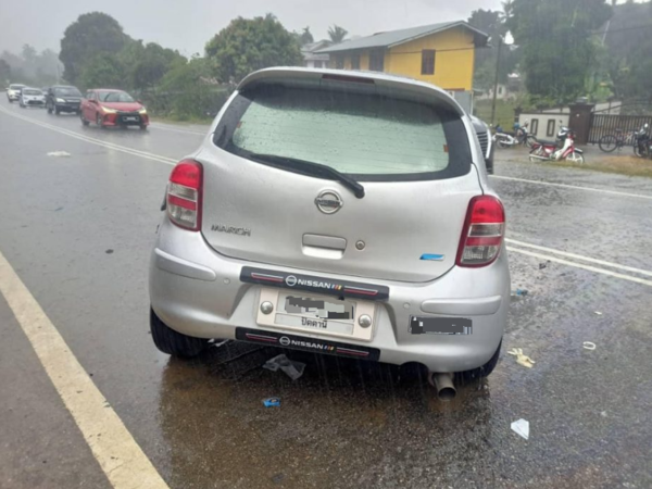 事發後，一家5口所乘坐的私家車右邊車頭嚴重損毀。（網上圖片）