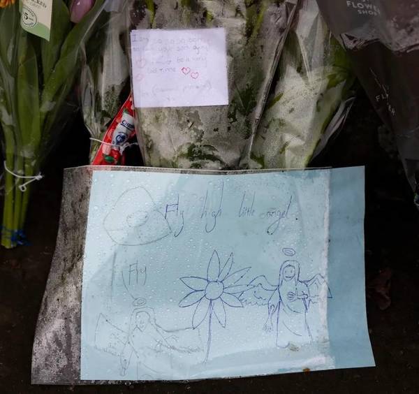 事發後，Thomas的鄰居及學校師生到現場獻花悼念。（網上圖片）