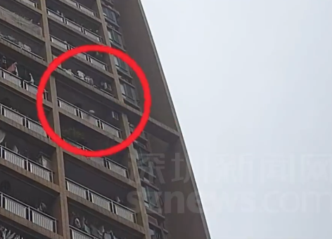 女子從35樓將30多隻鞋掉落樓，雖未擊中途人但仍未重判。（影片截圖）