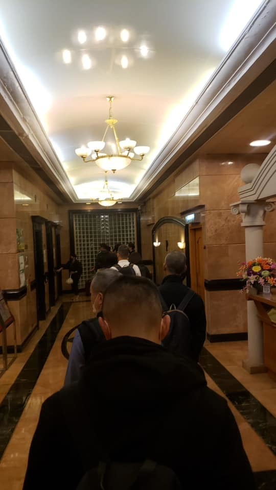 將軍澳有屋苑升降機疑因天氣潮濕而「壞機」，大批街坊於大堂排隊等𨋢。（FB：將軍澳主場）