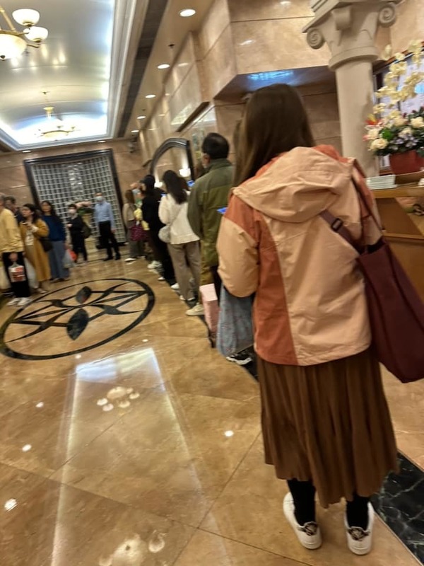 將軍澳有屋苑升降機疑因天氣潮濕而「壞機」，大批街坊於大堂排隊等𨋢。（FB：將軍澳主場）
