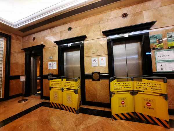 將軍澳有屋苑升降機疑因天氣潮濕而「壞機」，大批街坊於大堂排隊等𨋢。（FB：將軍澳主場）